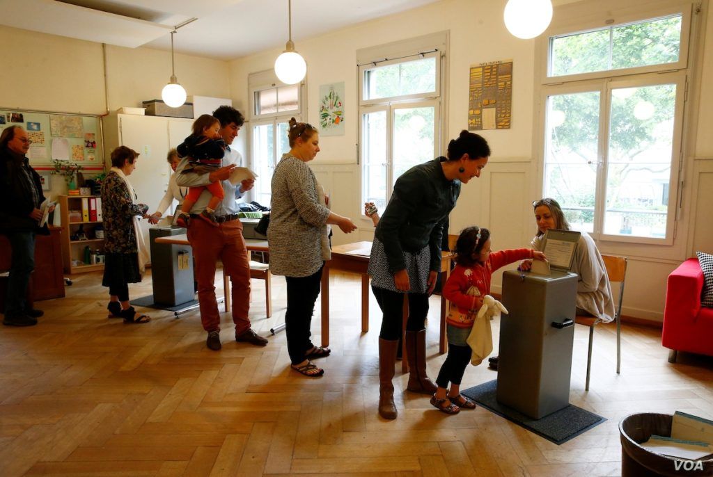 Người Thụy Sĩ đi bỏ phiếu tại thành phố Bern năm 2016. Ảnh: VOA News.
