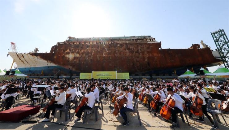 Một ban nhạc thiếu niên biểu diễn tưởng niệm thảm hoạ chìm phà Sewol tại Mokpo New Port. Ảnh: Yonhap