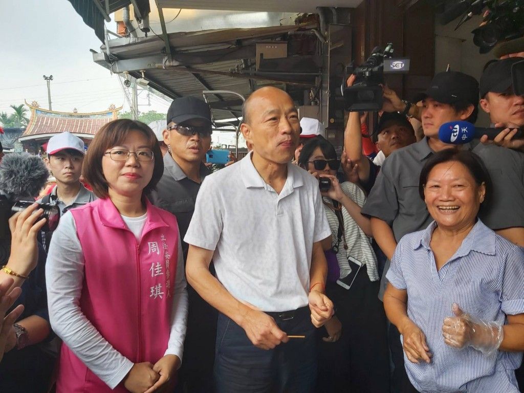 Ứng viên tổng thống Hàn Quốc Du tiếp xúc với tiểu thương ở hạt Pingtung, ngày 17/10/2019. Ảnh: CNA.