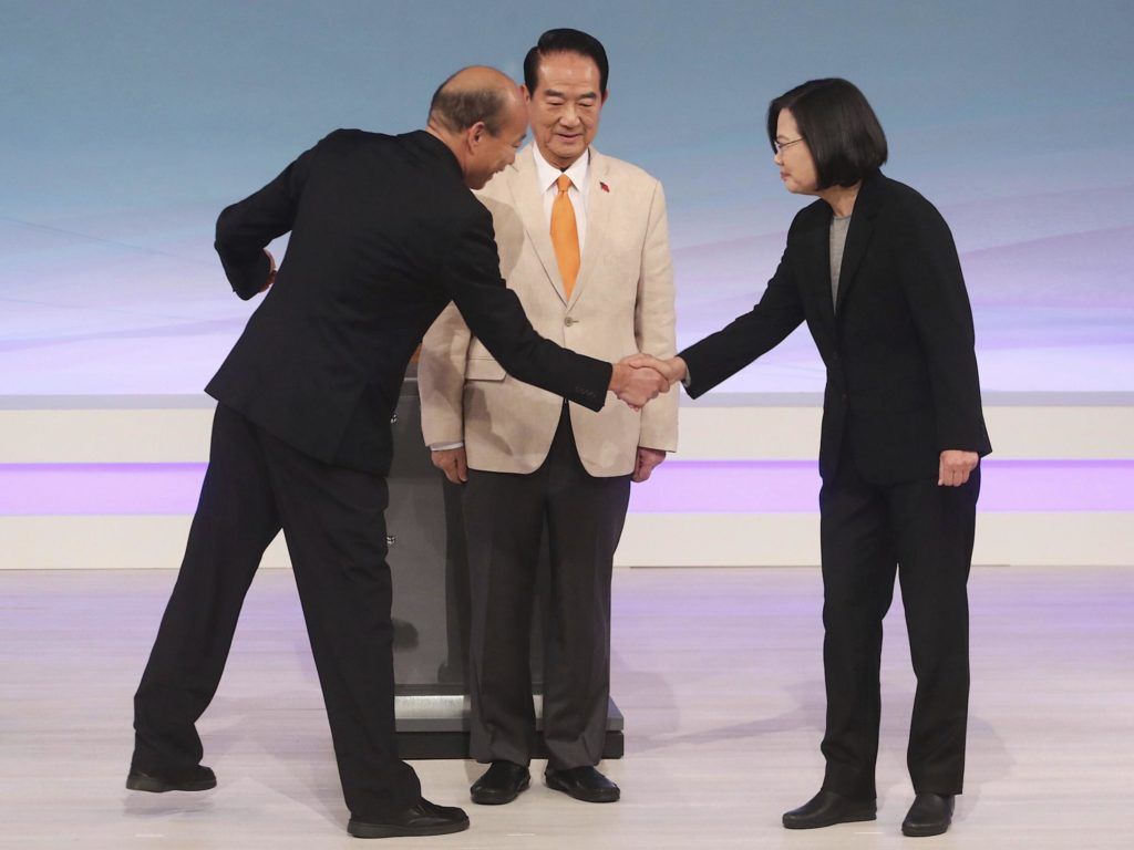 Hàn Quốc Du (trái), Tống Sở Du (giữa) và Thái Anh Văn (phải) trong cuộc tranh luận trên truyền hình ngày 29/12/2019. Ảnh: AP. 