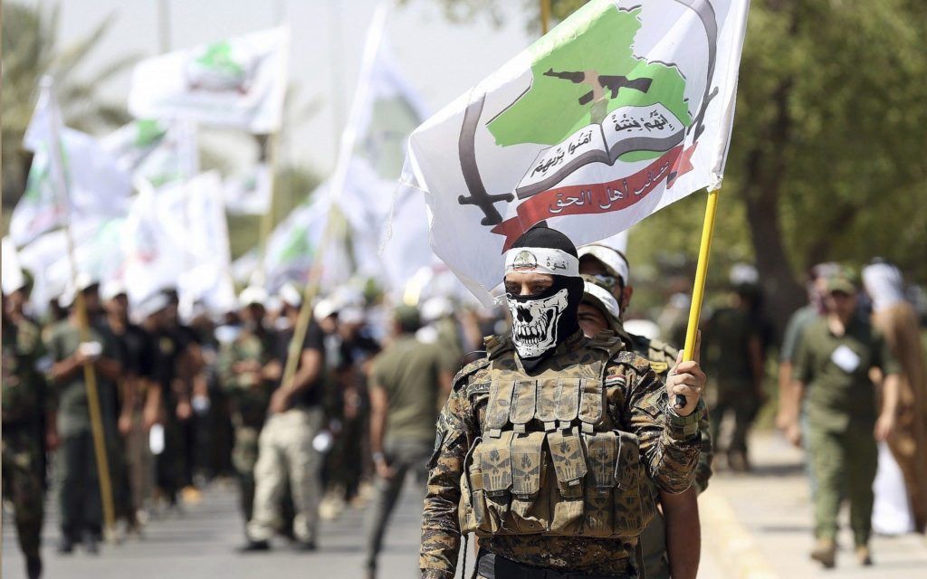 Nhóm bán vũ trang Asaib Ahl al-Haq do Iran hậu thuẫn diễu hành tại thủ đô Baghdad của Iraq, ngày 1/7/2016. Ảnh: AP. 