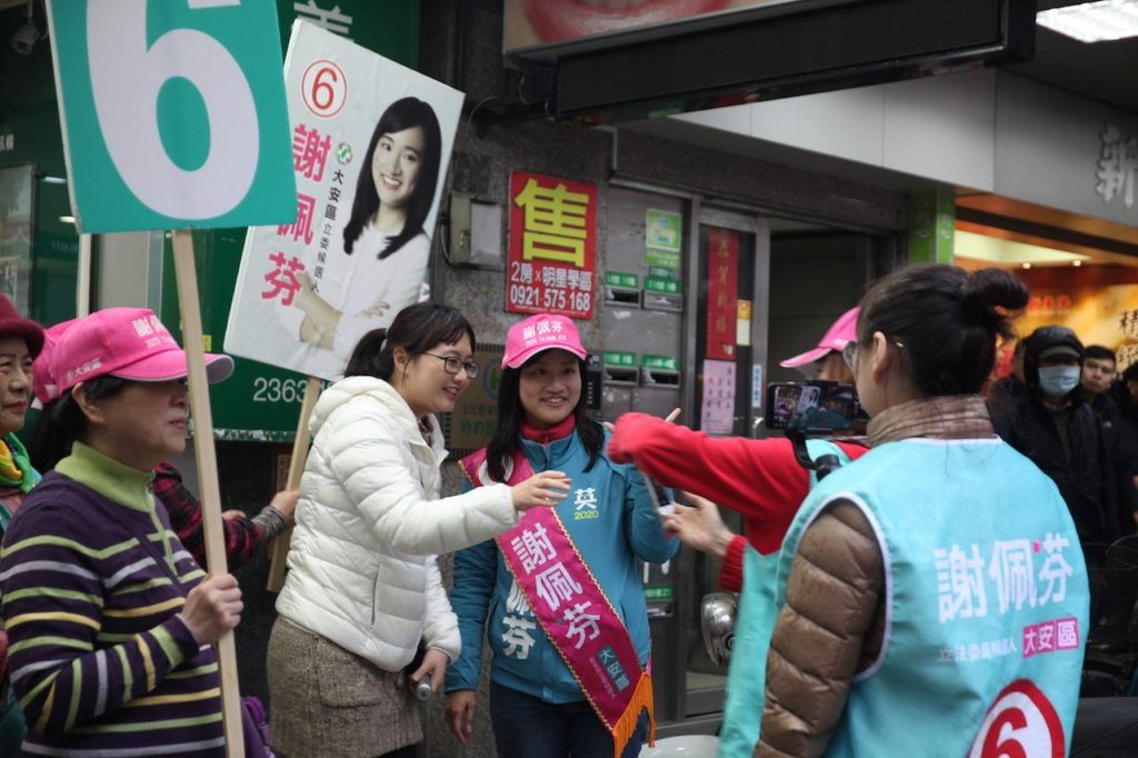 Ứng cử viên Hsieh Pei-fen của đảng DPP tranh cử trên phố ở Đài Bắc, ngày 31/12/2019. Ảnh: ketagalanmedia.com.