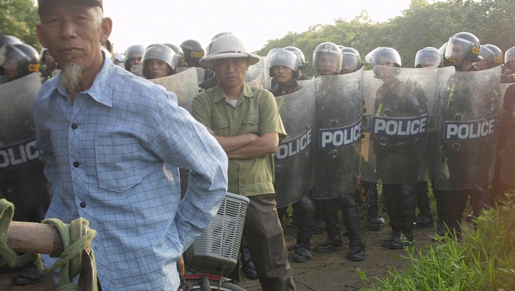 Nông dân Văn Giang (Hưng Yên) và cảnh sát cơ động trong vụ cưỡng chế đất ngày 24/4/2012. Ảnh: Reuters.