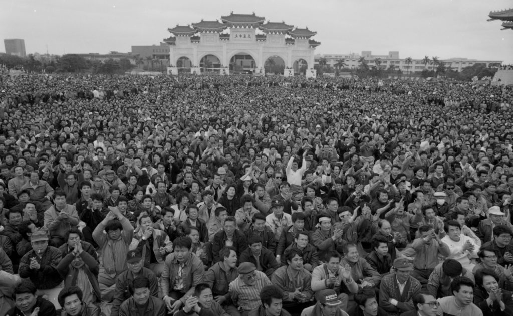 Sinh viên Đài Loan biểu tình trong phong trào Hoa Ly Ly Rừng, đòi cải cách hiến pháp, năm 1990. Ảnh: Chưa rõ nguồn.