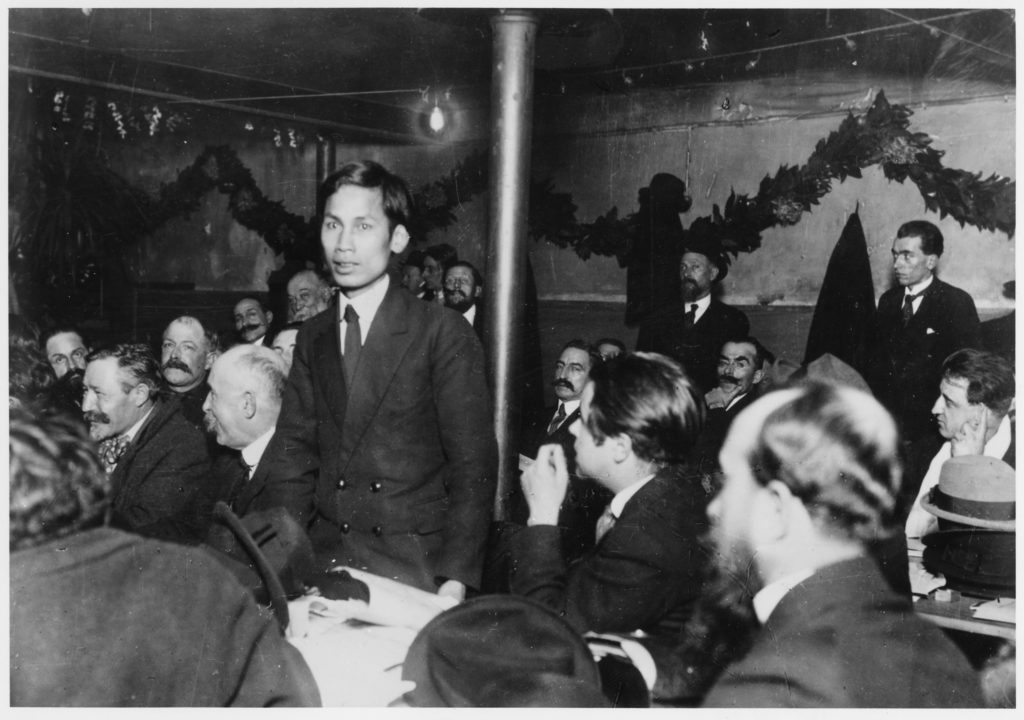 Nguyễn Ái Quốc tại Đại hội của Đảng Xã hội Pháp năm 1920, đánh đấu những bước đầu tiên trong hành trình tiếp thu chủ nghĩa cộng sản của ông. Ảnh: Chưa rõ nguồn.