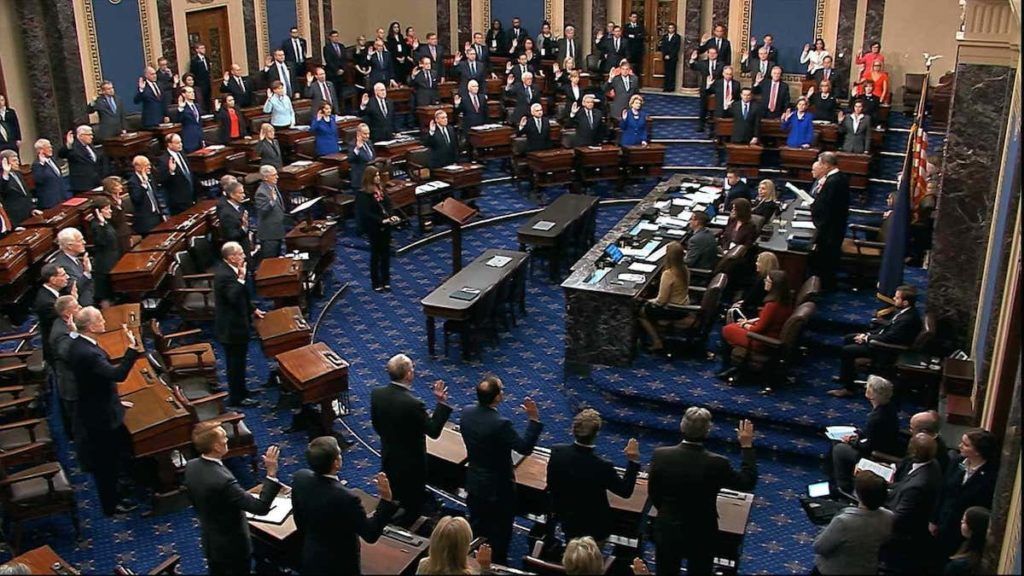 Thượng nghị sĩ Mỹ tuyên thệ trước phiên tòa xét xử Tổng thống Donald Trump. Ảnh: C-SPAN.