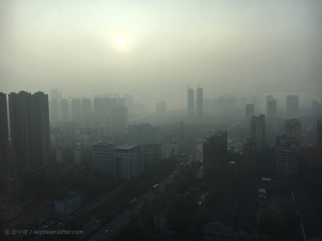 Một bức ảnh thành phố Vũ Hán (Trung Quốc) mù khói/sương lan truyền trên mạng với lời đồn nguyên nhân do đốt xác bệnh nhân nhiệm coronavirus. Ảnh: Chưa rõ nguồn.
