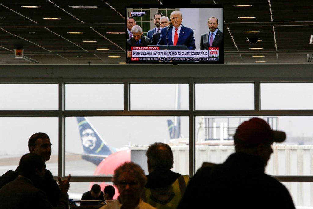 Tổng thống Donald Trump tuyên bố tình trạng khẩn cấp quốc gia trên truyền hình ngày 13/3/2020. Ảnh: Jason Redmond / Reuters.