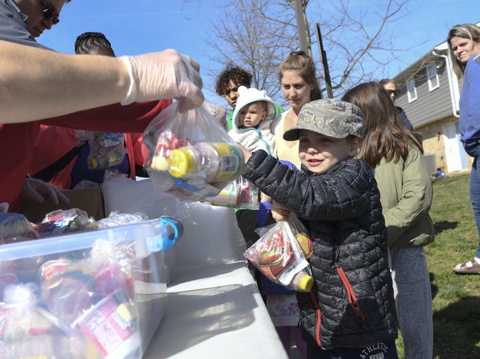  Trẻ em Mỹ nhận bữa trưa bổ sung dinh dưỡng từ các nhân viên xã hội. Ảnh: Susan Walsh/AP.