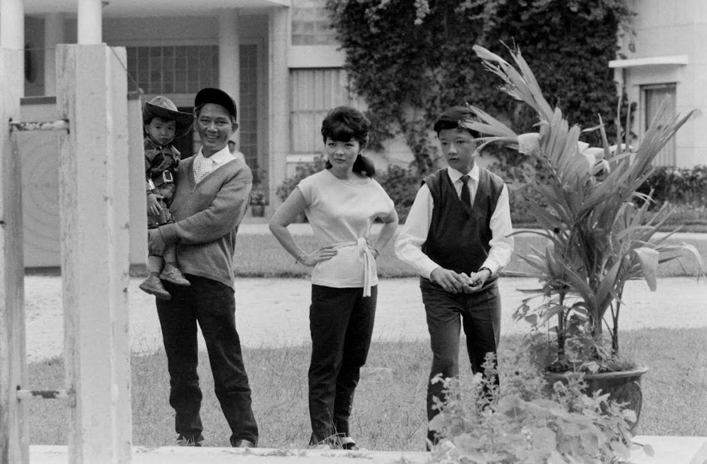 Bà Trần Lệ Xuân cùng chồng (Ngô Đình Nhu) và gia đình, năm 1962. Ảnh: LIFE.