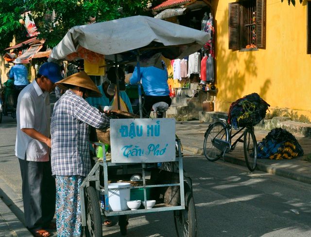 Một gánh đậu hũ trên hè phố Hội An. Ảnh: Dân Trí.