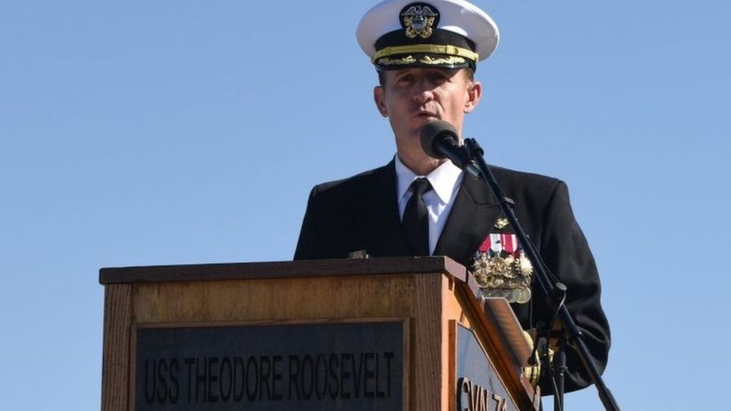 Thuyền truyển Brett Crozier của hàng không mẫu hạm USS Theodore Roosevelt. Ảnh: Getty Images.
