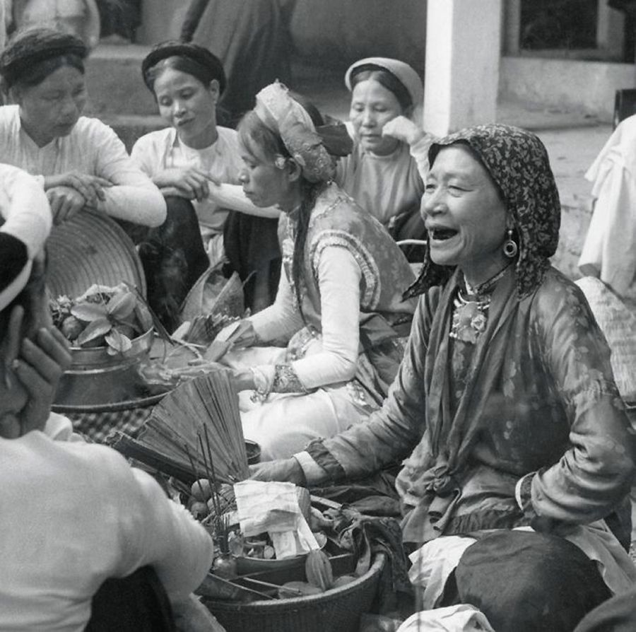 Các bà đồng xem bói ở đền Ghềnh, Hà Nội vào năm 1953. Ảnh: Ecole française d’Extrême-Orient.