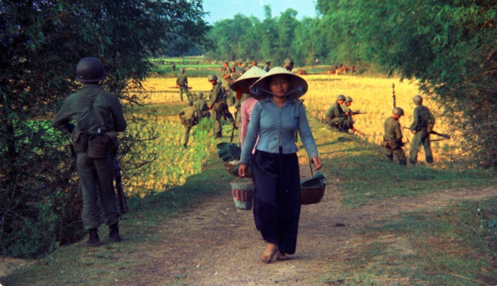 Một đơn vị lính Mỹ tại một làng quê miền Nam năm 1965. Ảnh: docsteach.org