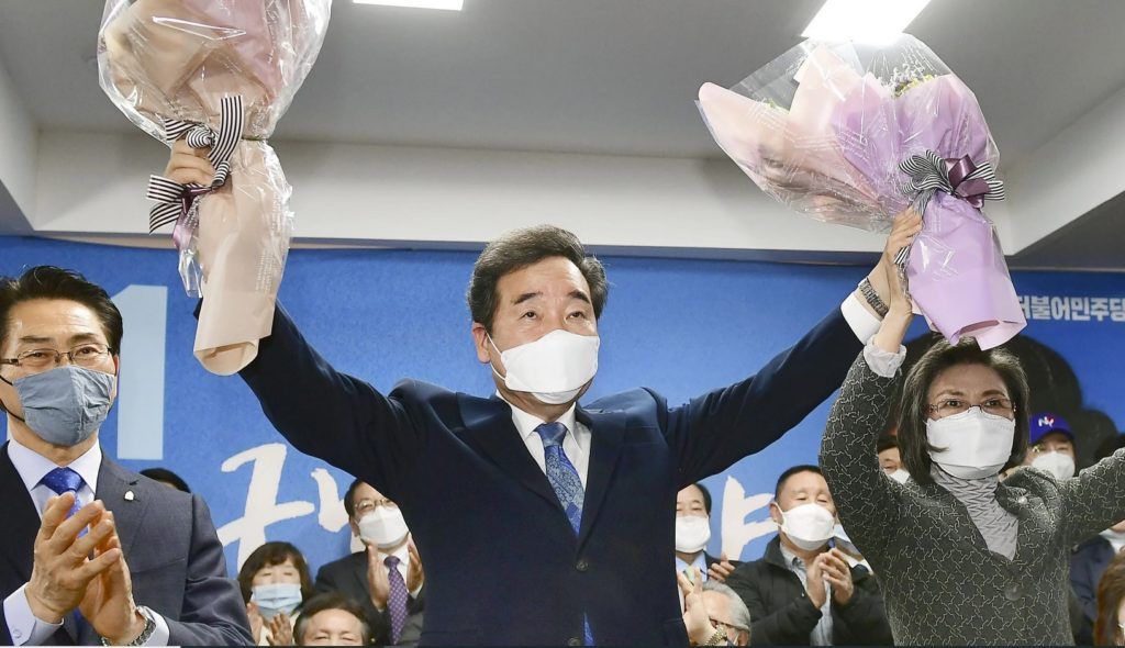 Đảng Dân chủ cầm quyền ở Hàn Quốc ăn mừng thắng lợi. Ảnh: Kyodo.