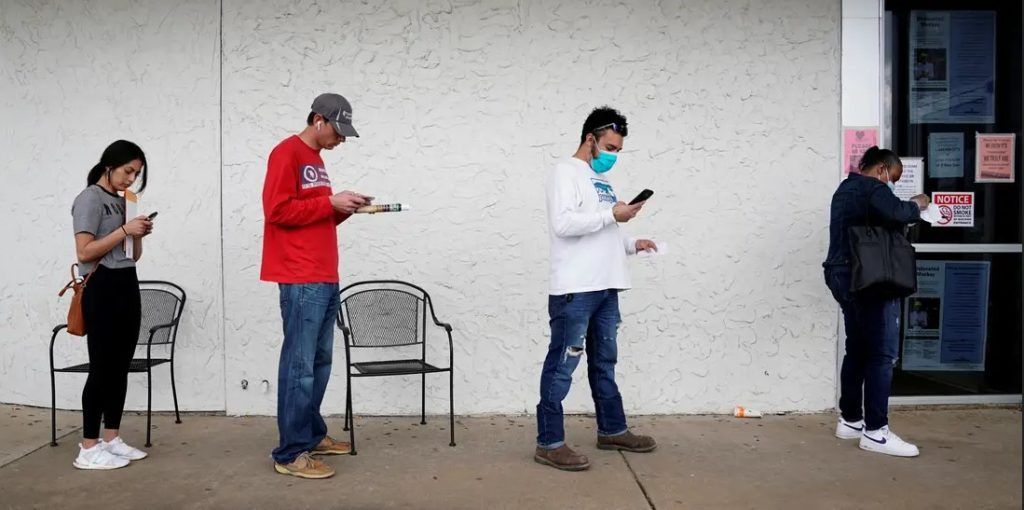 Người thất nghiệp xếp hàng xin trợ cấp ở Mỹ. Ảnh: Reuters.
