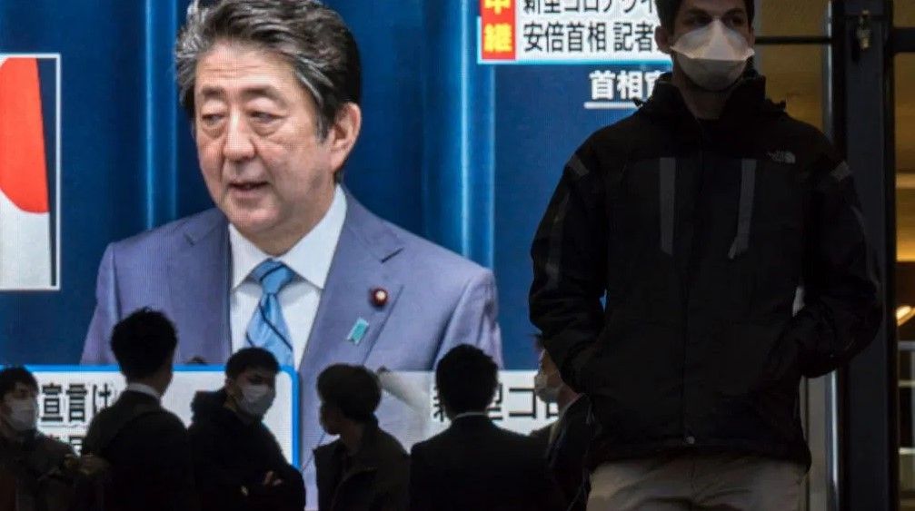 Thủ tướng Nhật Shinzo Abe có thể phải tiếp tục lùi Olympic thêm một lần nữa. Ảnh: TIME.