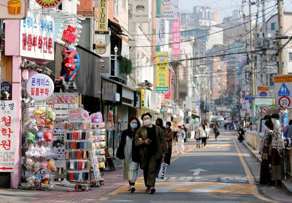 Một đường phố ở Seoul, Hàn Quốc, ngày 3/4/2020. Ảnh: Reuters.