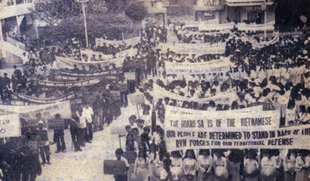 Một cuộc biểu tình chống Trung Quốc xâm lược Hoàng Sa năm 1974 ở miền Nam. Ảnh: Chưa rõ nguồn.