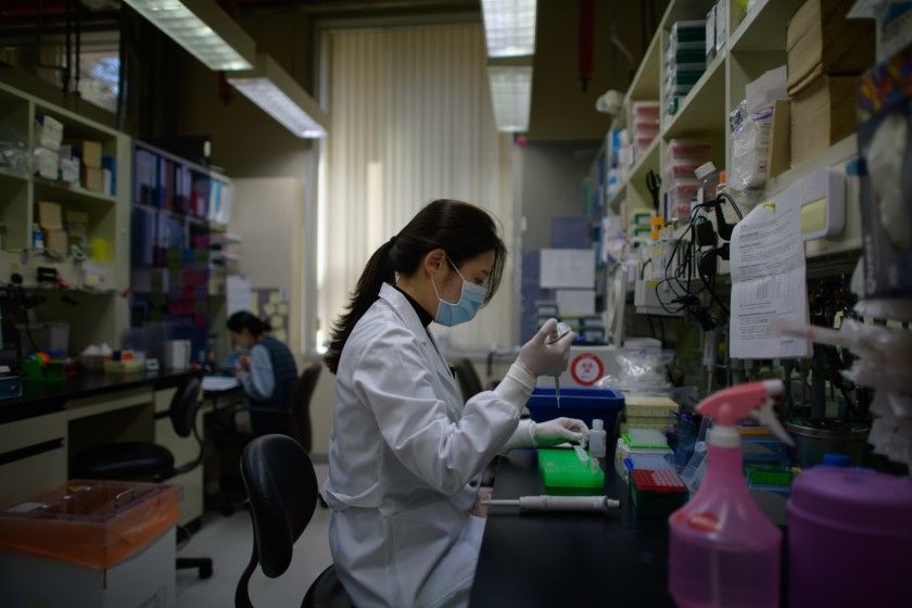 Một nghiên cứu viên tại một phòng thí nghiệm coronavirus ở Seoul, Hàn Quốc. Ảnh: Getty Images.