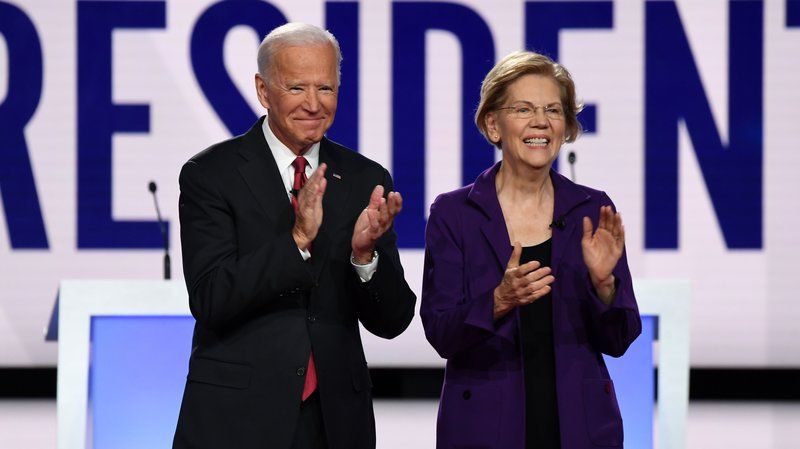 Cựu phó tổng thống Joe Biden và Thượng nghị sĩ Elizabeth Warren. Ảnh: Getty Images.
