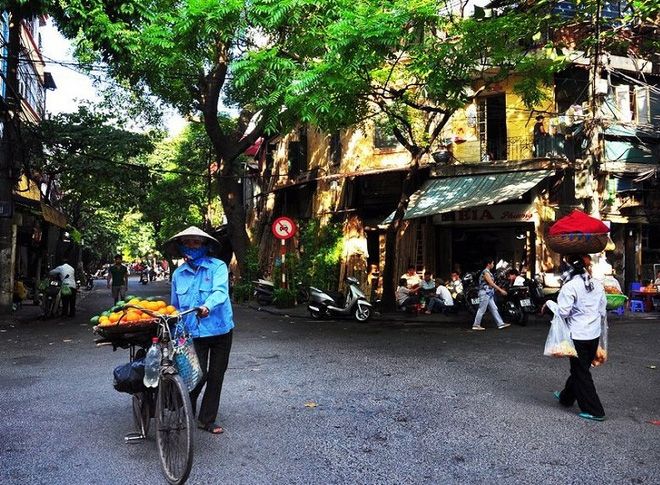 Hoạt động bán hàng rong tấp nập ở cả lề đường lẫn vỉa hè Hà Nội. Ảnh: Chưa rõ nguồn.