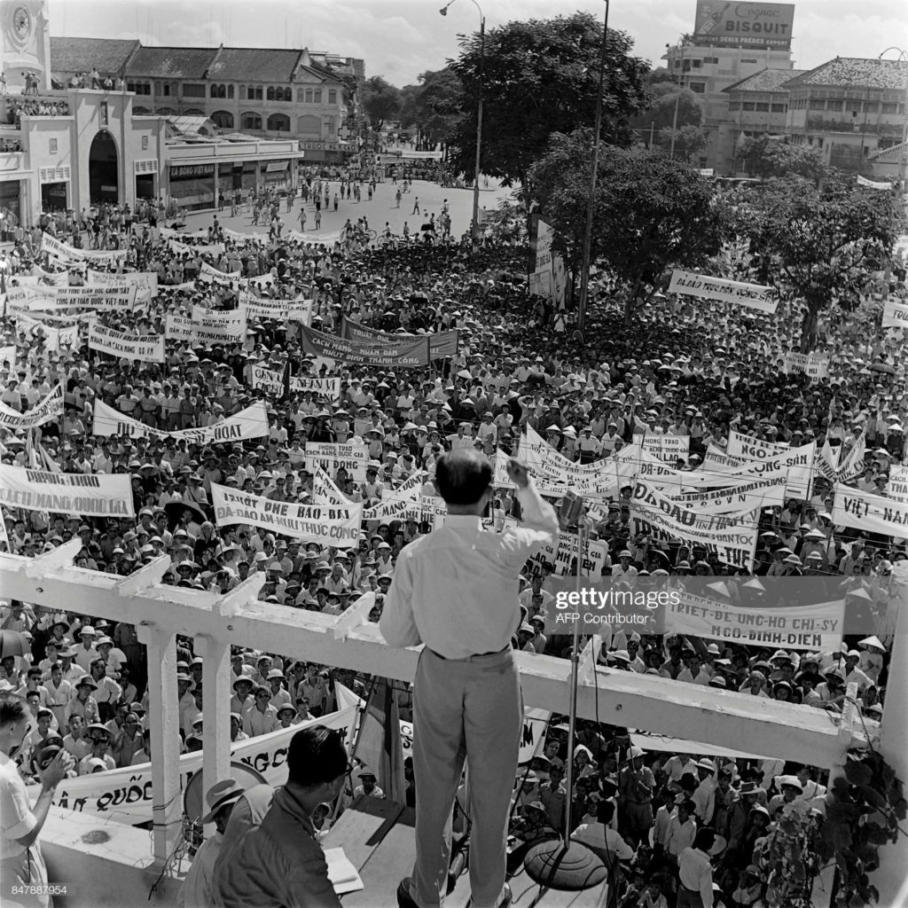 Một cuộc biểu tình phản đối Quốc trưởng Bảo Đại, ủng hộ Ngô Đình Diệm năm 1955. Ảnh: AFP/Getty Images.