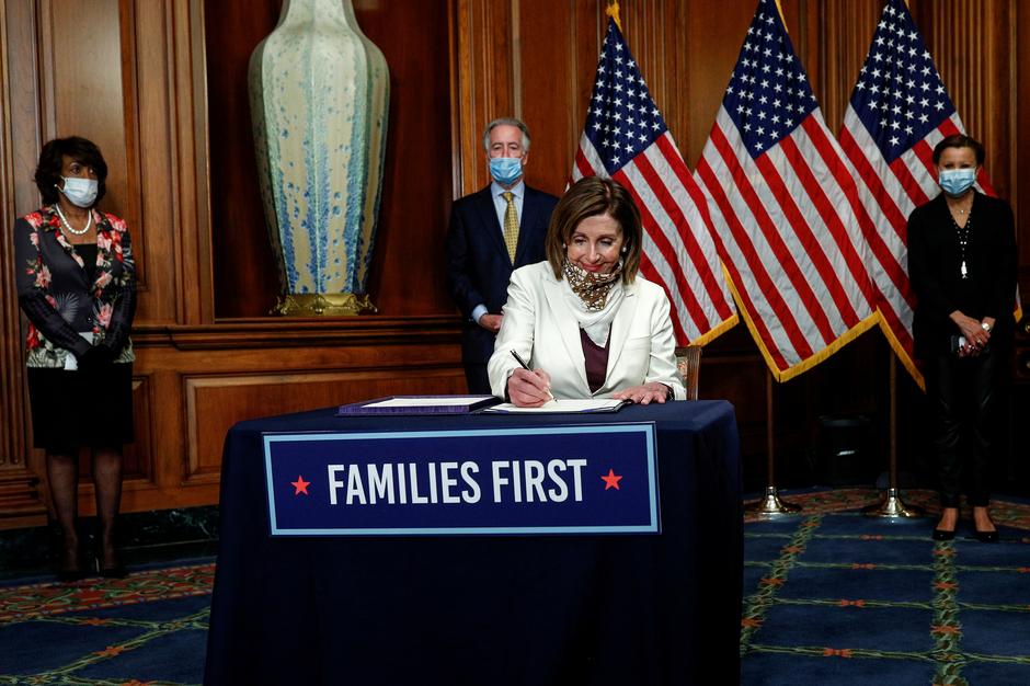 Chủ tịch Hạ viện Mỹ Nancy Pelosi ký dự luật cứu trợ thứ tư, 23/4/2020. Ảnh: Reuters.