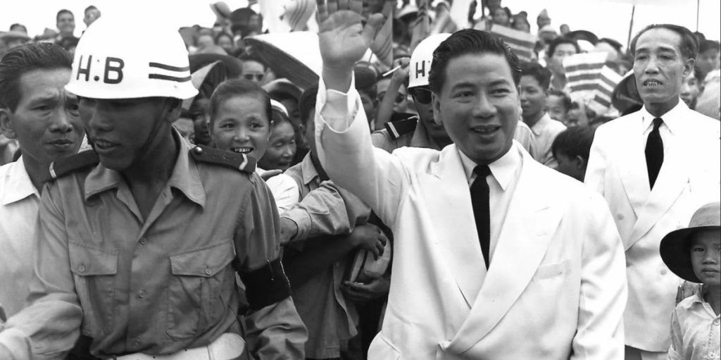 Thủ tướng Quốc gia Việt Nam Ngô Đình Diệm đi thăm Buôn Mê Thuột ngày 12/6/1955. Ảnh: AP Photo/ Frank Waters.