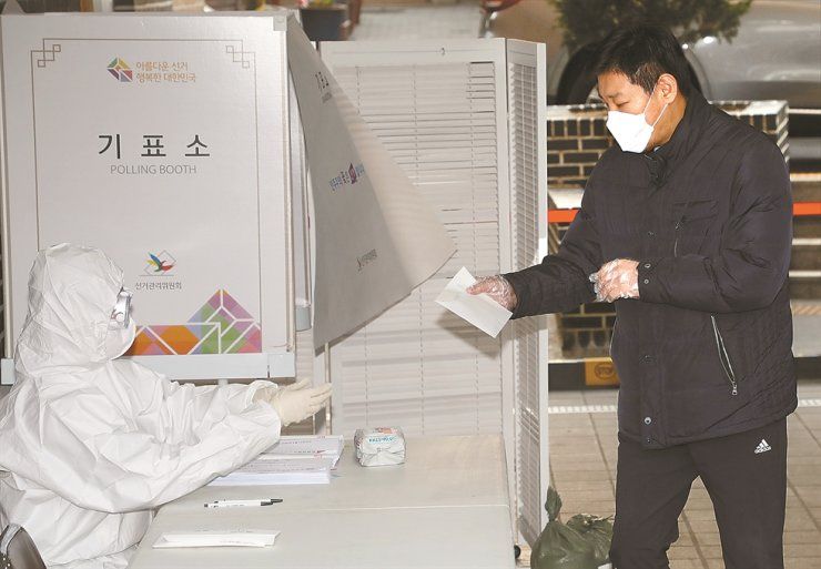 Một điểm bỏ phiếu ngày 15/4/2020 tại Seoul, Hàn Quốc. Ảnh: Yonhap.