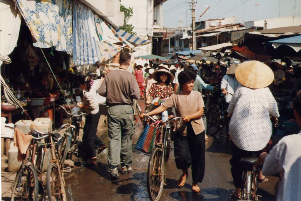Cảnh một khu chợ tấp nập ở Sài Gòn vào năm 1997. Ảnh: Kyle Michael Nunas.
