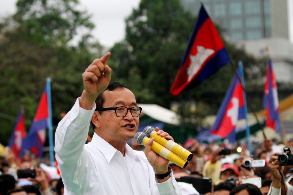 Sam Rainsy, Chủ tịch Đảng Cứu quốc Campuchia, phát biểu tại Freedom Park ở Phnompenh ngày 17/12/2013. Ảnh: Reuters.