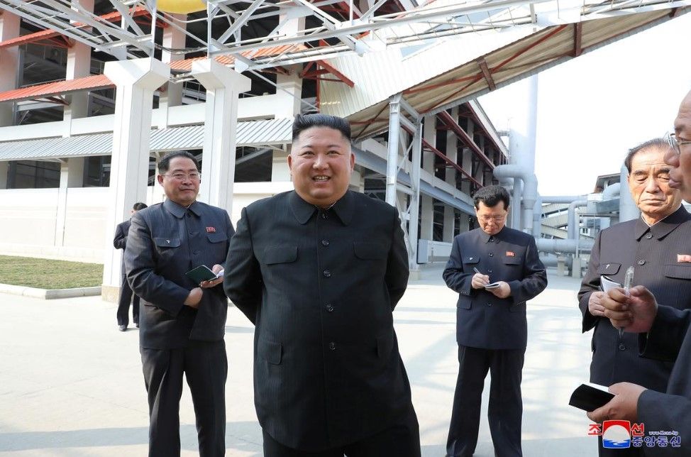 Nhà lãnh đạo Bắc Triều Tiên Kim Jong Un xuất hiện trở lại lần đầu tiên sau ba tuần vắng mặt, ngày 2/5/2020, theo đài KCNA của nước này. Ảnh: KCNA.