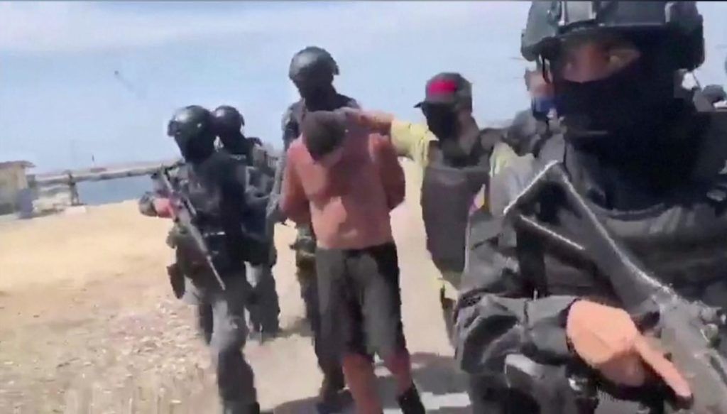 Hình ảnh bắt giữ toán lính ngày 4/5/2020 do truyền hình Venezuela cung cấp. Nguồn: Reuters.