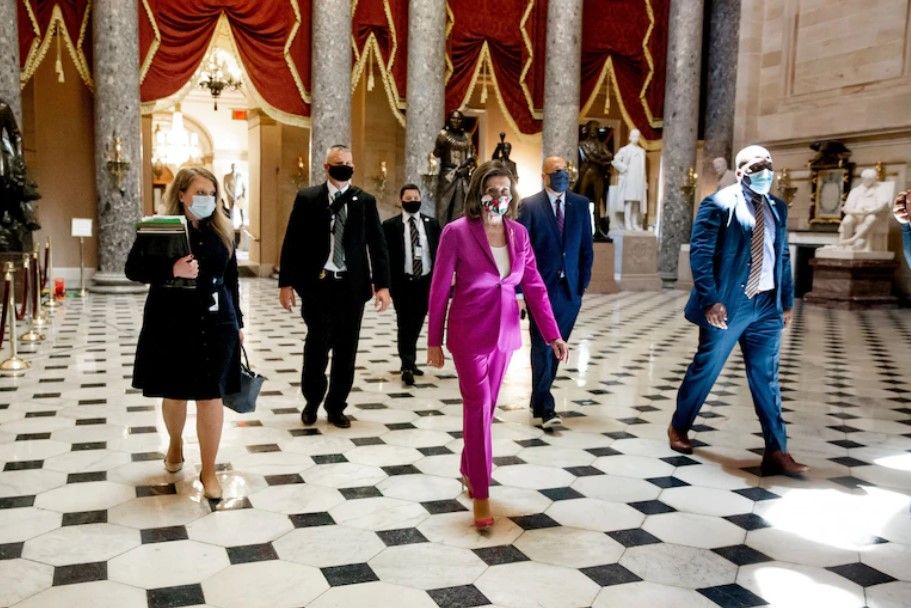 Chủ tịch Hạ viện Mỹ Nancy Pelosi (áo hồng) tại Hạ viện ngày 15/5/2020. Ảnh: Michael Reynolds/EPA-EFE/Shutterstock.