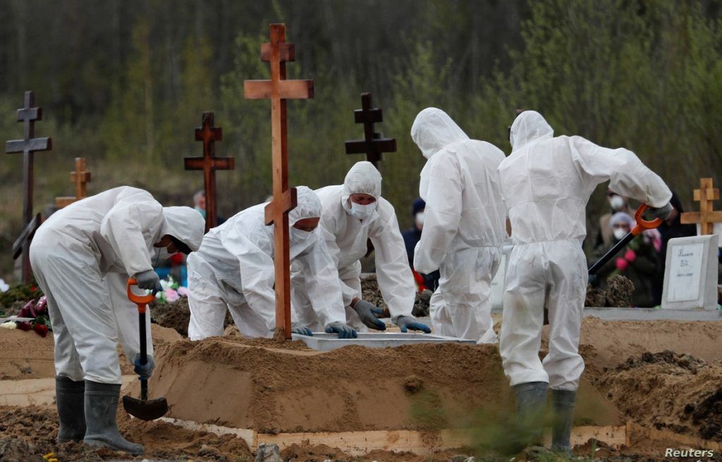 Cảnh mai táng người được cho là nhiễm coronavirus ở Saint Petersburg, Nga, ngày 13/5/2020. Ảnh: Reuters.