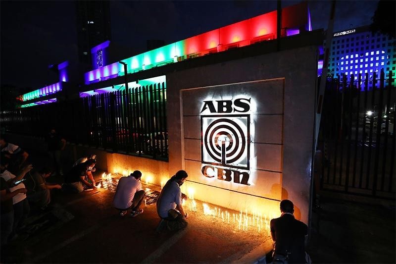 Nhân viên và người ủng hộ thắp nến tại trụ sở đài ABS-CBN tại Manila ngày 5/5/2020. Ảnh: The STAR.