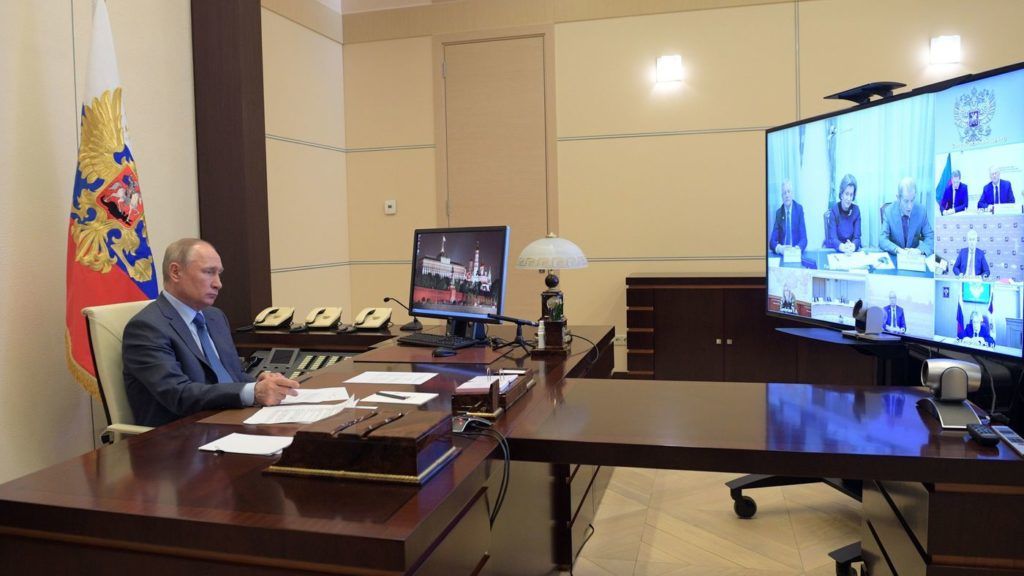 Tổng thống Putin trong một cuộc họp với quan chức Nga. Ảnh: Getty.