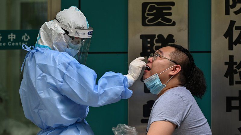 Một người ở Vũ Hán, Trung Quốc đang được xét nghiệm. Ảnh: Getty Images.