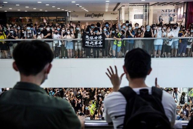 Người biểu tình tại một khu mua sắm ở Hong Kong ngày 10/5/2020. Ảnh: AFP.