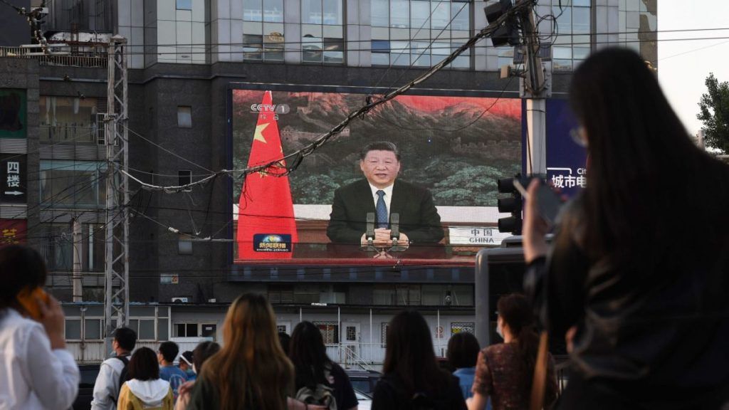 Một màn hình lớn ở Bắc Kinh chiếu bài phát biểu của Chủ tịch Tập Cận Bình trong hội nghị của Hội đồng Y tế Thế giới (WHA). Ảnh: CNN.