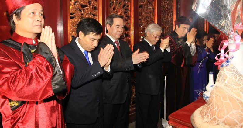 Tổng bí thư Nguyễn Phú Trọng thăm đền Hùng cùng ông Nguyễn Văn Bình, thống đốc Ngân hàng nhà nước vào năm 2016. Ảnh: Báo Phú Thọ.