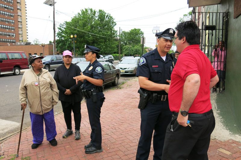 Cảnh sát Camden đi tuần và bắt chuyện với người dân địa phương. Ảnh: Jeff Brady/NPR.