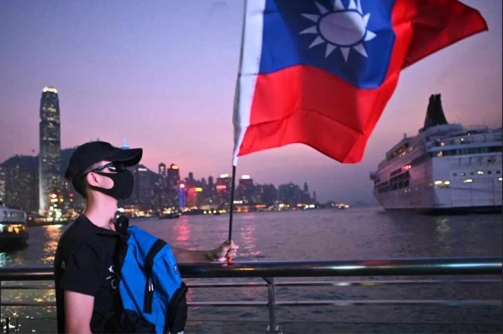 Một người biểu tình ở Hong Kong giương cờ Đài Loan. Ảnh: AFP.