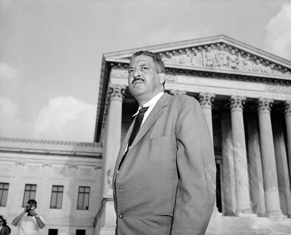Thurgood Marshall trước tòa nhà Tối cao Pháp viện Hoa Kỳ năm 1958. Ảnh: NAACP.