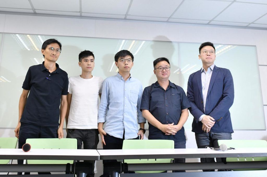 Các nhà hoạt động dân chủ Hong Kong họp báo với chính trị gia Đài Loan tại trụ sở Đảng Dân Tiến ở Đài Bắc, tháng 9/2019. Ảnh: Reuters.