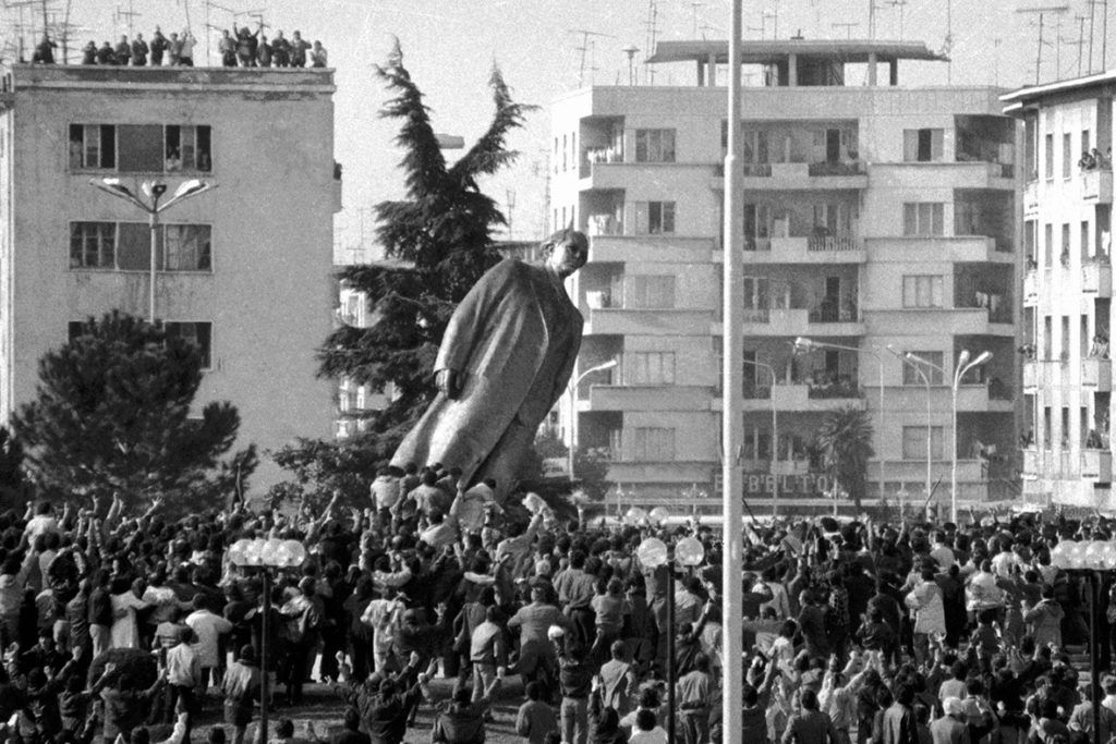 Người dân Albani kéo đổ tượng đài của nhà lãnh đạo cộng sản Enver Hoxha ngày 20/2/1991. Ảnh: Reuters.