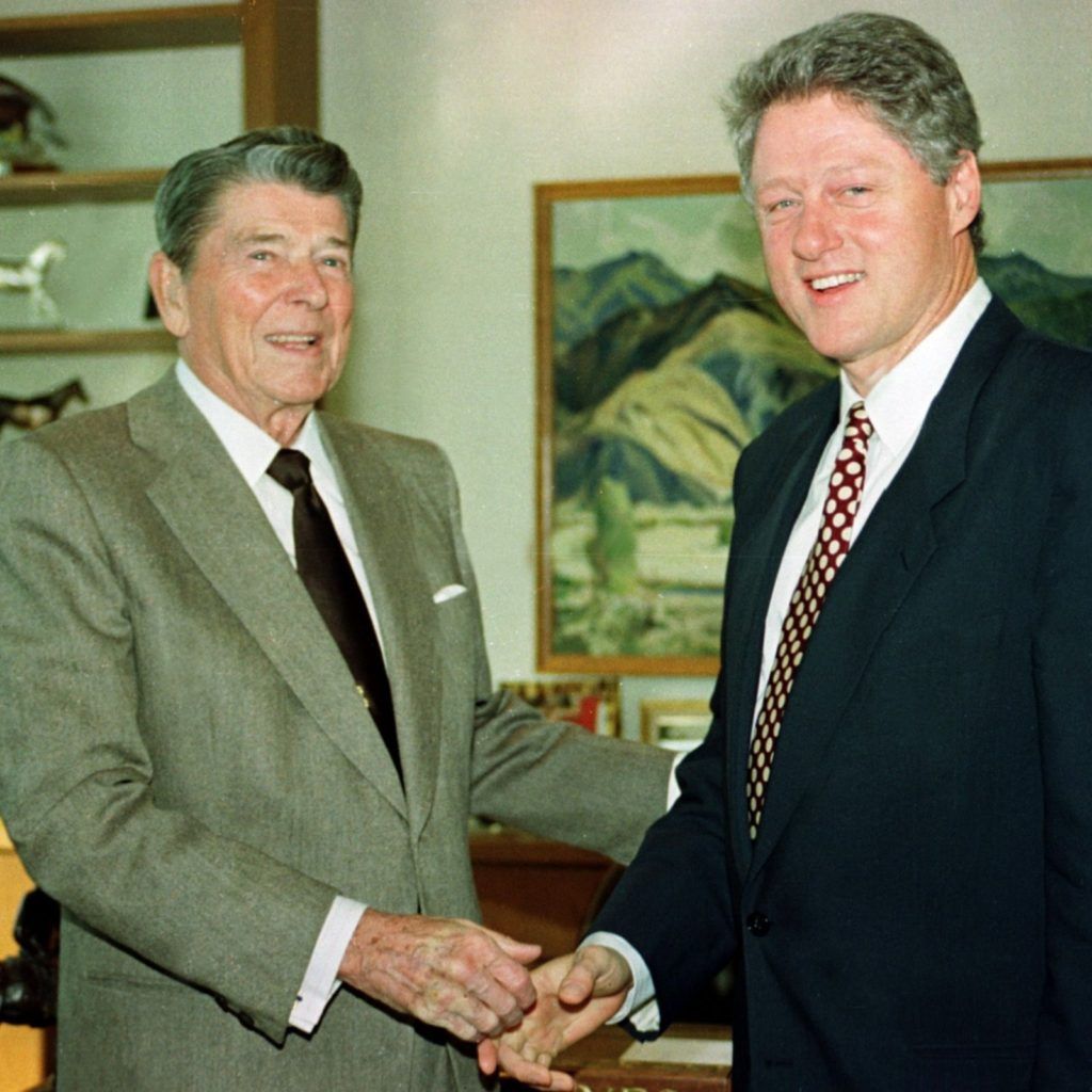 Tổng thống tân cử Bill Clinton thăm văn phòng đương kim tổng thống Ronald Reagan ở Los Angeles ngày 27/11/1992. Ảnh: Reuters.