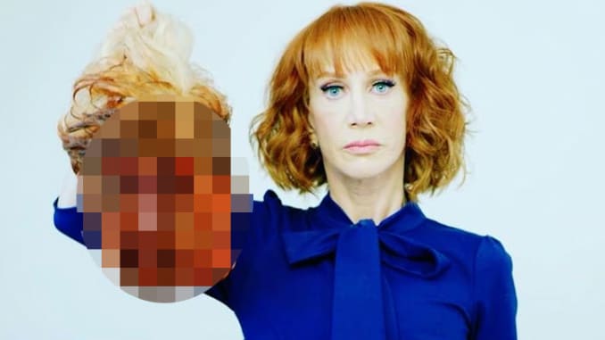 Diễn viên hài  Kathy Griffin và cái đầu máu me mô phỏng Tống thống Donald Trump. Ảnh: Kathy Griffin | Instagram. 