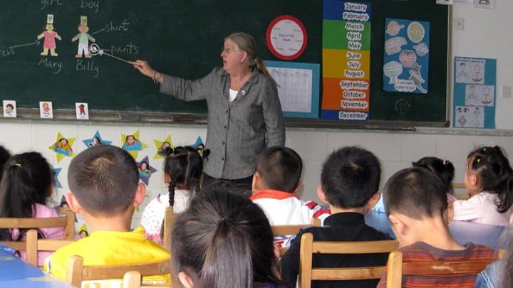 Một tình nguyện viên của Peace Corps dạy tiếng Anh ở Trung Quốc. Ảnh: Peace Corps.